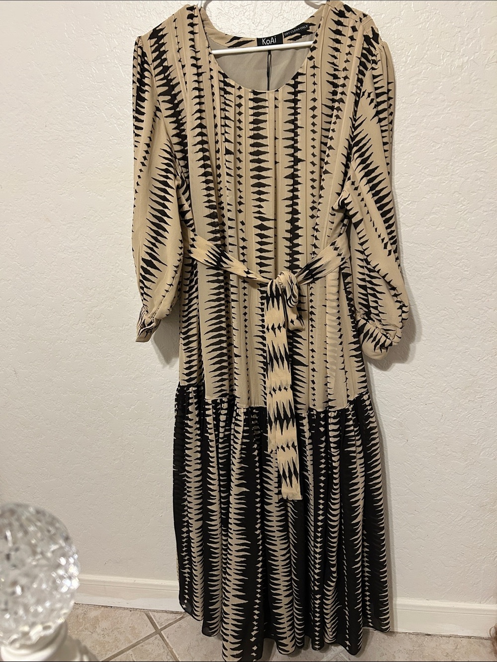 🎀KOAI Beige&Black Long-Sleeve Patterned Midi Dress with Waist Tie size 22 NEW - Picture 3 of 15